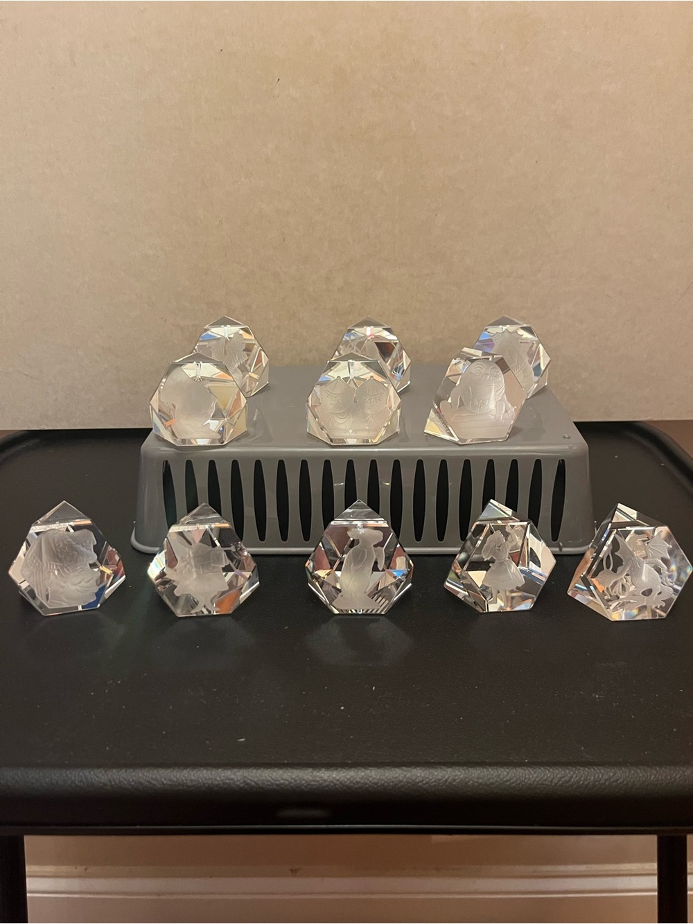 Vint 1977 Alice In Wonderland Crystal Paperweight Lot of 11 poecwa